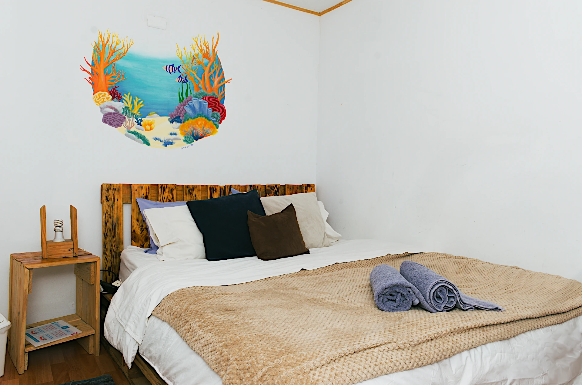 Habitación Concepción — mural de arrecife de coral — Hostal Mi Paz