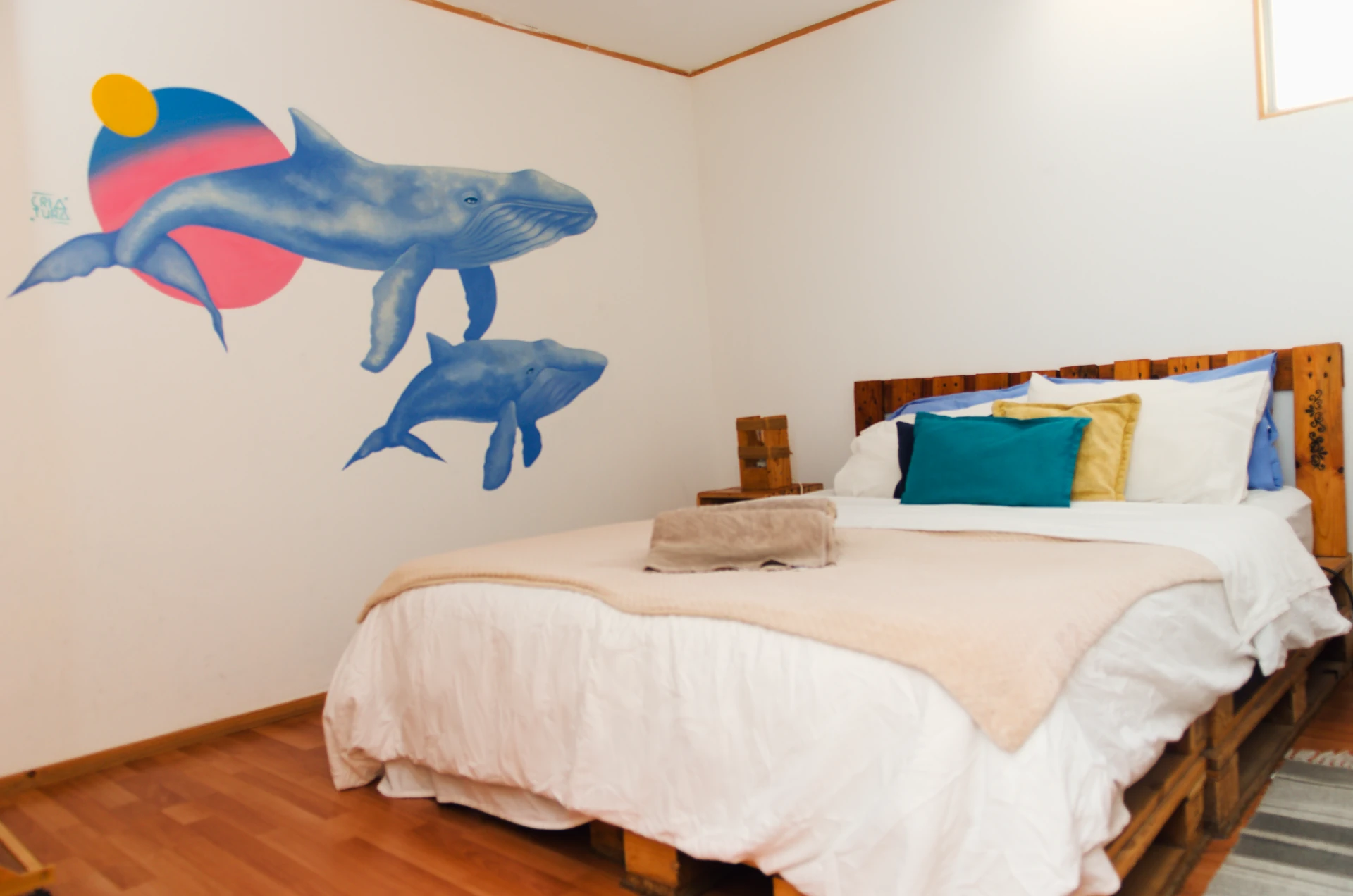Habitación Cordillera con mural de ballenas — Hostal Mi Paz Valparaíso
