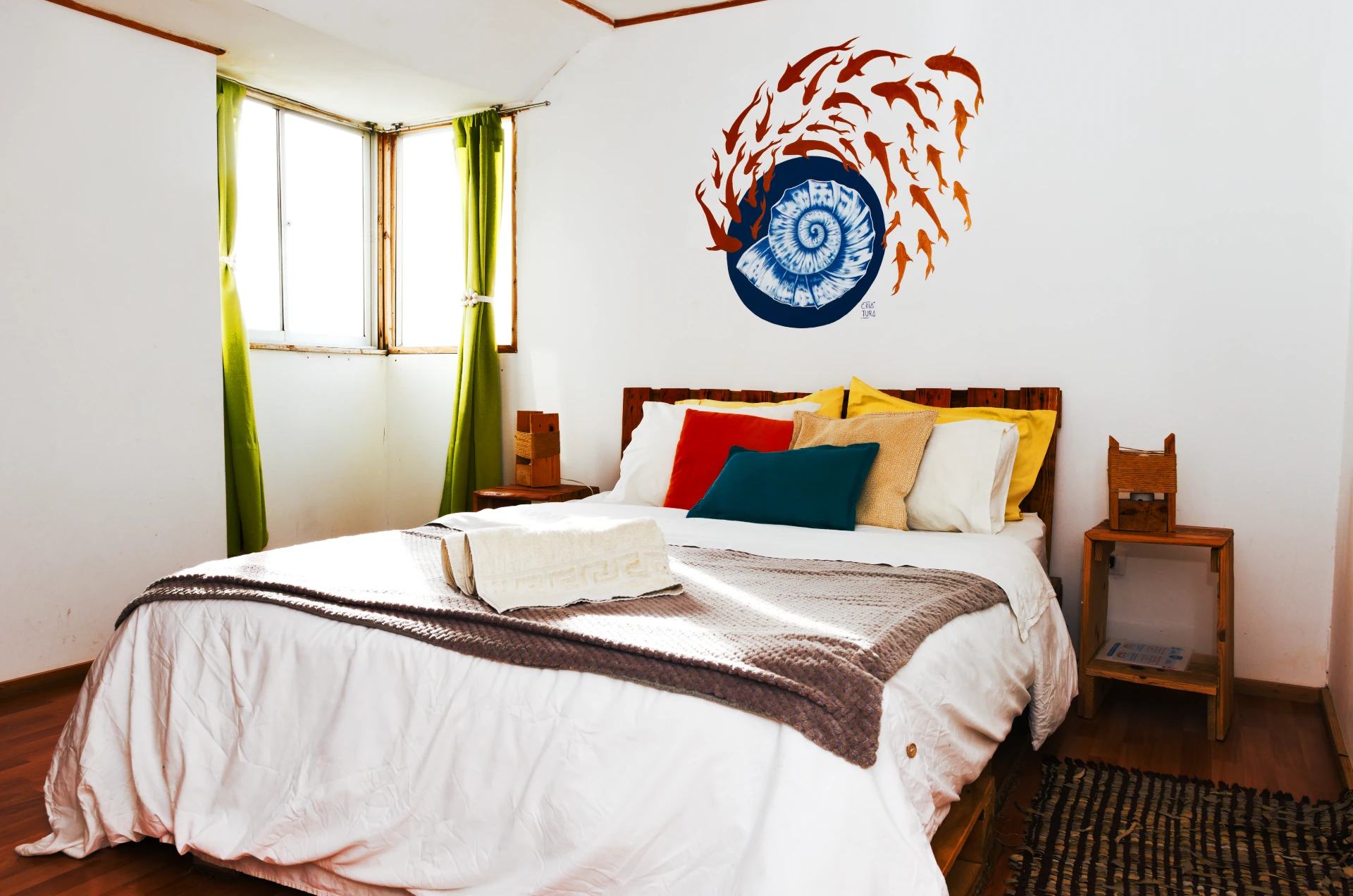Habitación Espíritu Santo — mural de caracol y peces — Hostal Mi Paz