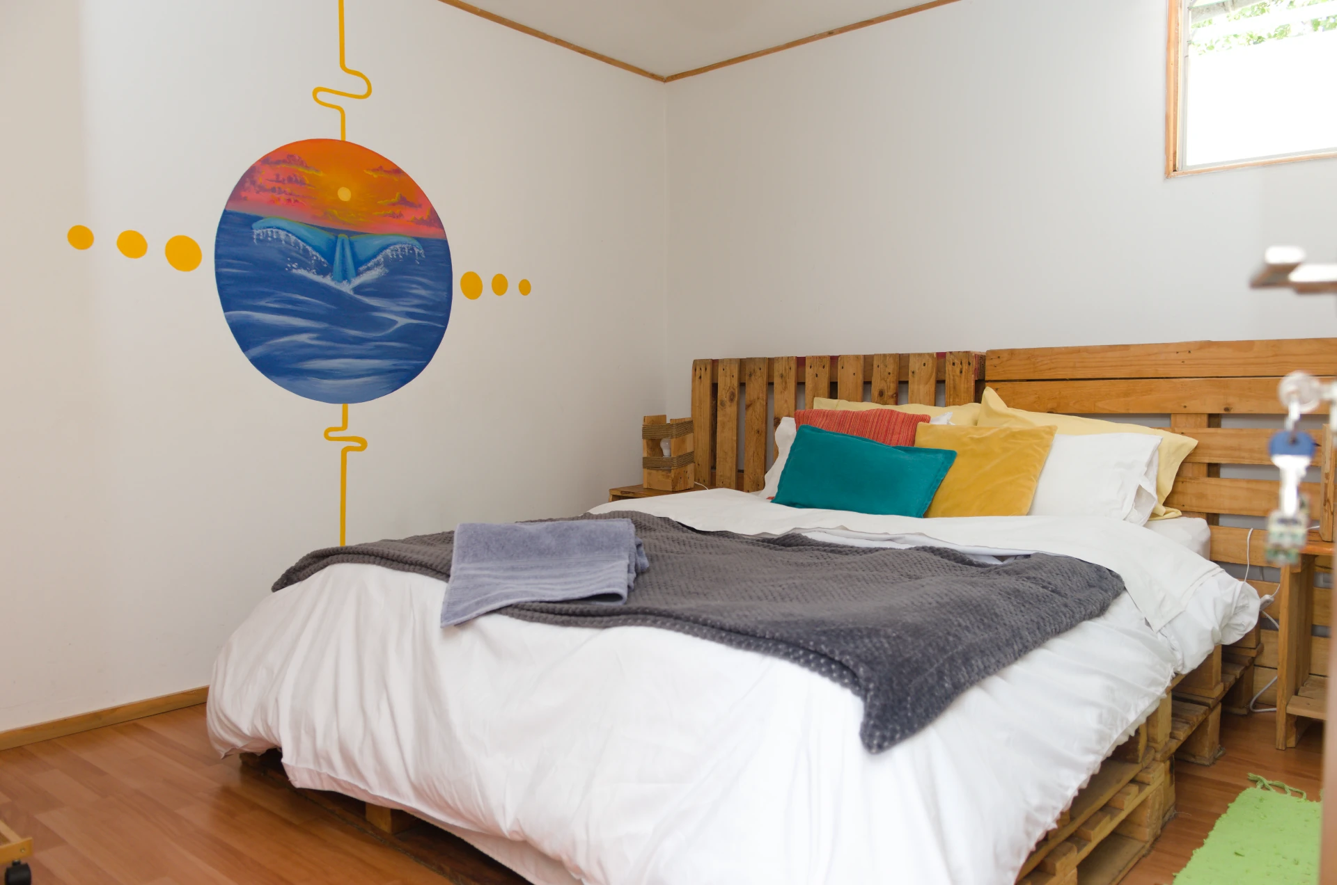 Habitación Peral — mural de cola de ballena — Hostal Mi Paz