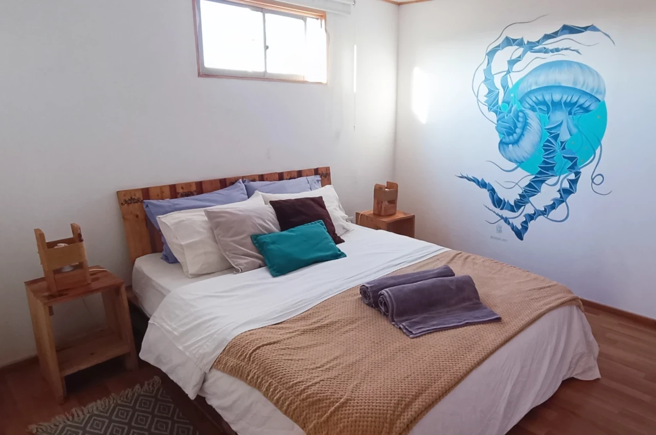 Habitación Polanco — mural de medusa azul — Hostal Mi Paz